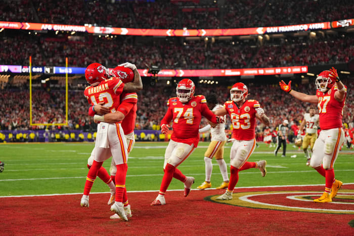 Mecole Hardman Jr. jumps to hug his teammates in the end zone